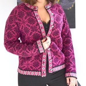 Vintage LL Bean women’s sweater. Hot pink purple fuchsia. Size small. Snowflake